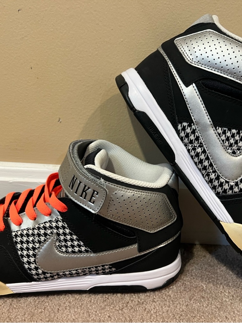 EUC Nike Wmns Air Mogan Mid 2 Black Metallic Silver Houndstooth 407479163 Size 9